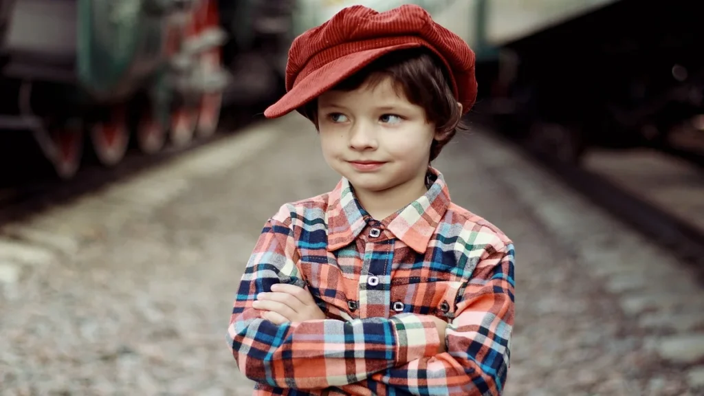 Enfant patientant calmement, illustrant l'apprentissage de la patience chez les 3-6 ans